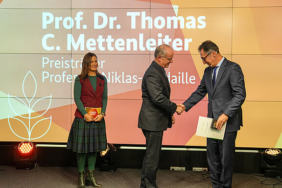 Verleihung der Professor Niklas-Medaille an Prof. Dr. Dr. h.c. mult. Thomas C. Mettenleiter (© BMEL)  