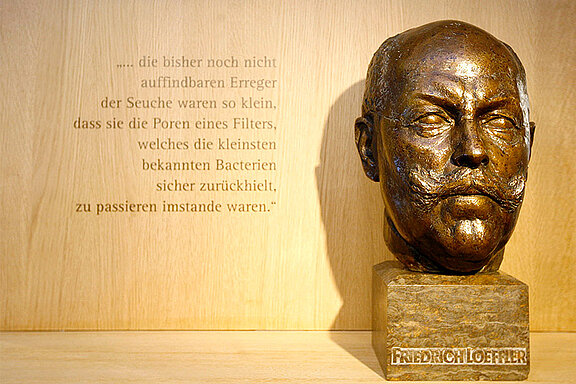 Friedrich Loeffler Büste (© FLI)  