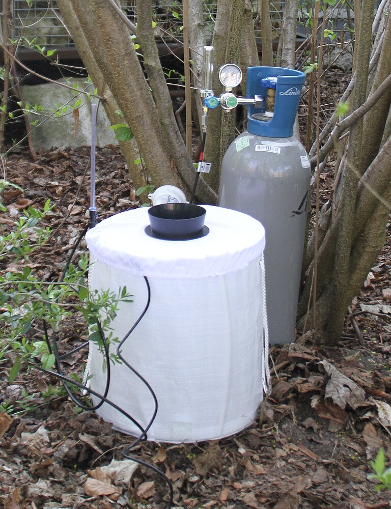 Foto: BG-Sentinel-Mückenfalle mit CO2-Gasflasche 