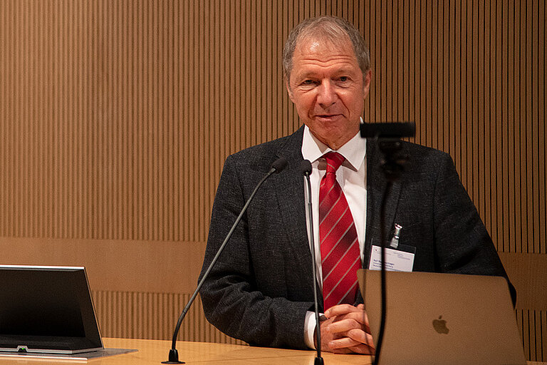 Loeffler Lecturer Ralf Bartenschlager (Foto © FLI)