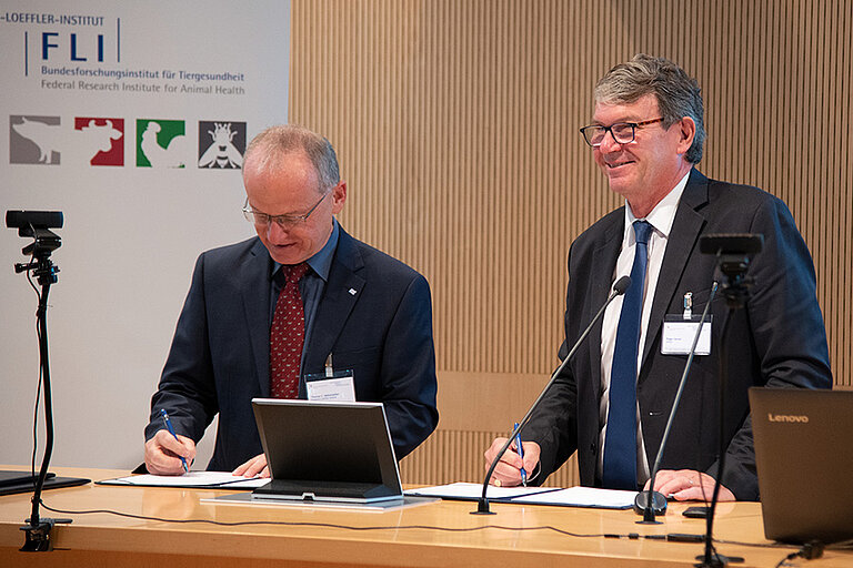 Unterzeichnung des Memorandum of Understanding durch den Präsidenten des FLI, Thomas C. Mettenleiter und den Generaldirektor Roger Genet von ANSES (Foto © FLI)